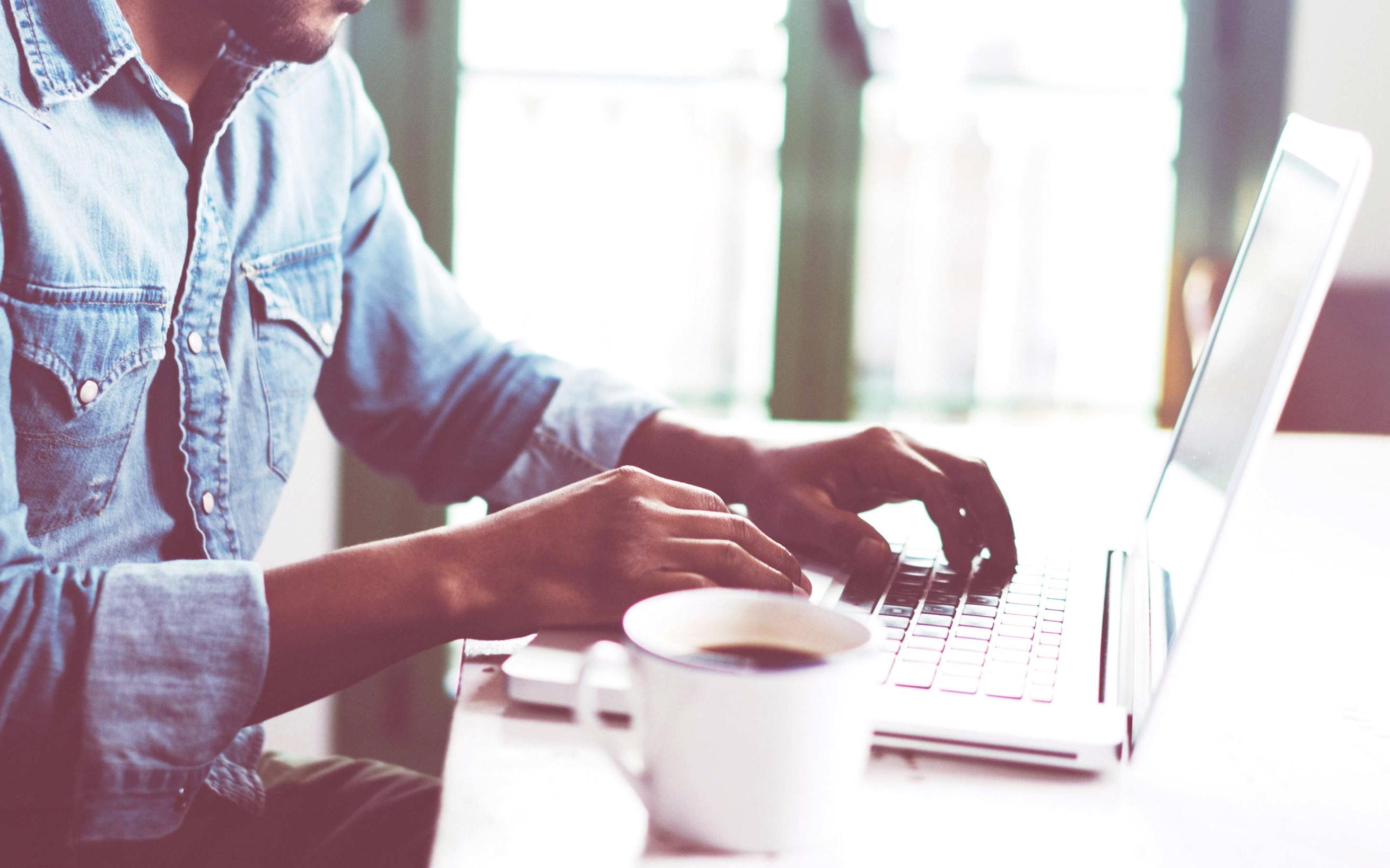 Persona usando Kestraline en su rutina diaria