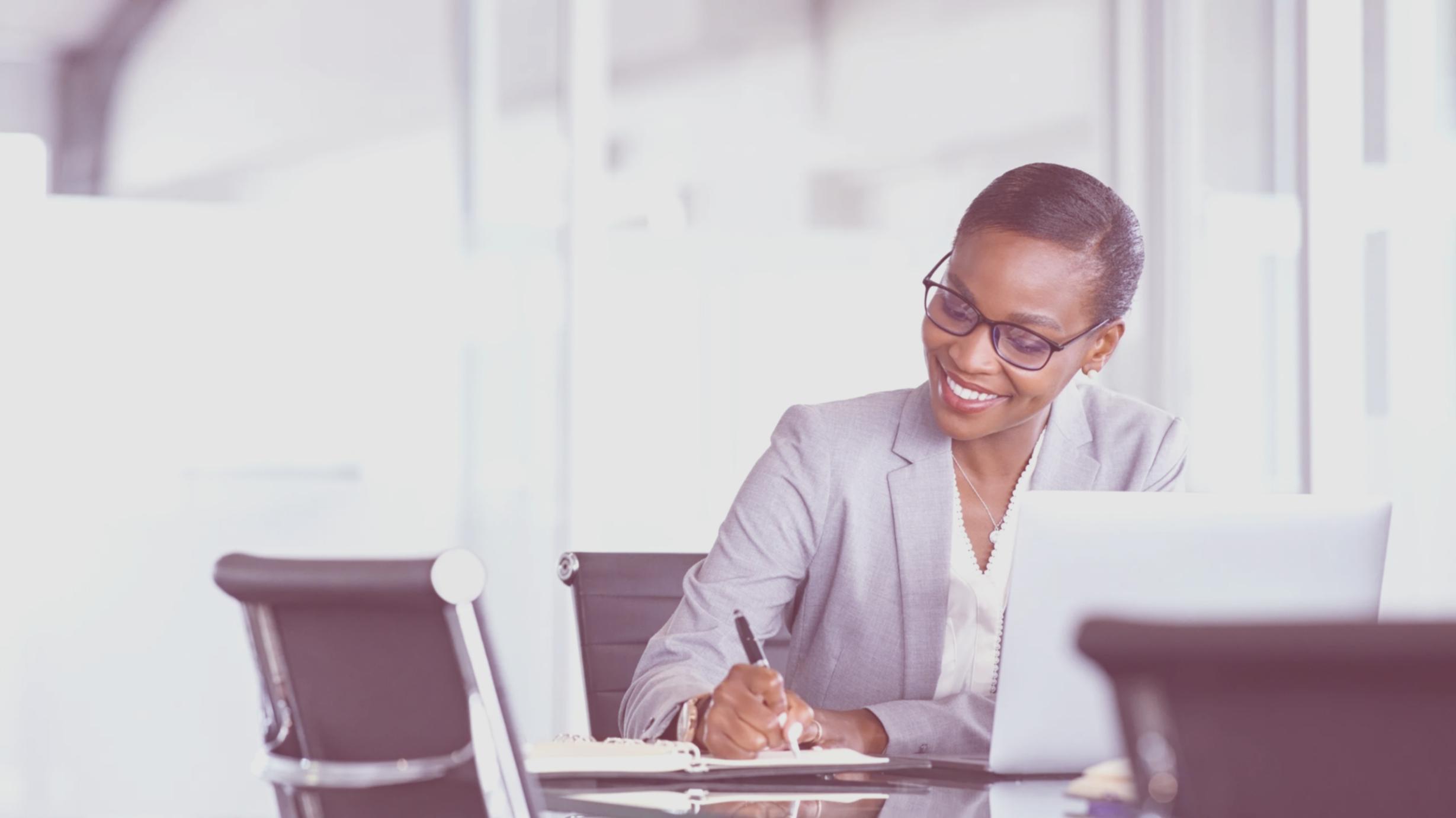 Estudiante completando ejercicio interactivo